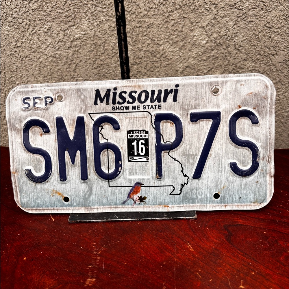 Missouri License Plate Wall Decor - White & Navy SM6 P7S